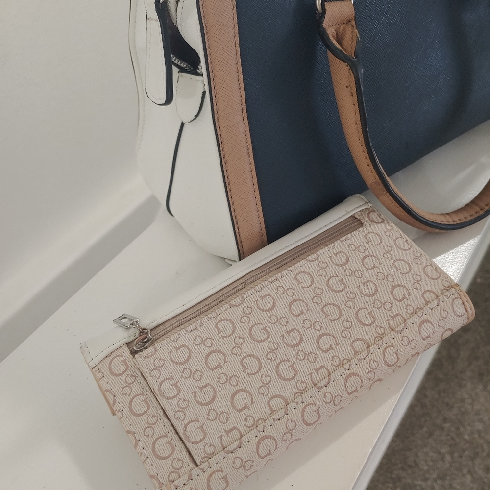 Guess Purse - Picture 3 of 4